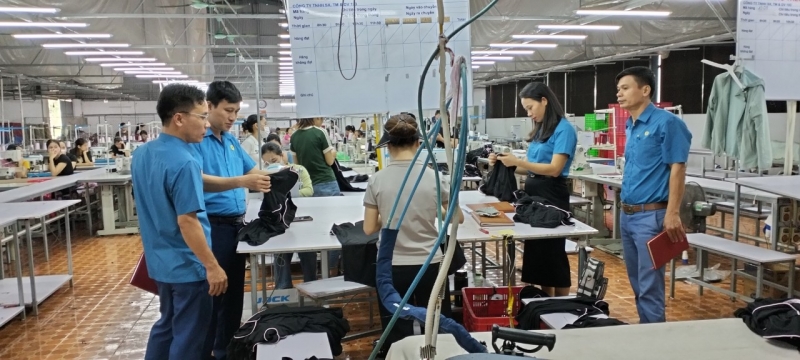 Vũ Quang: Thường trực Liên đoàn Lao động huyện làm việc với doanh nghiệp trên địa bàn